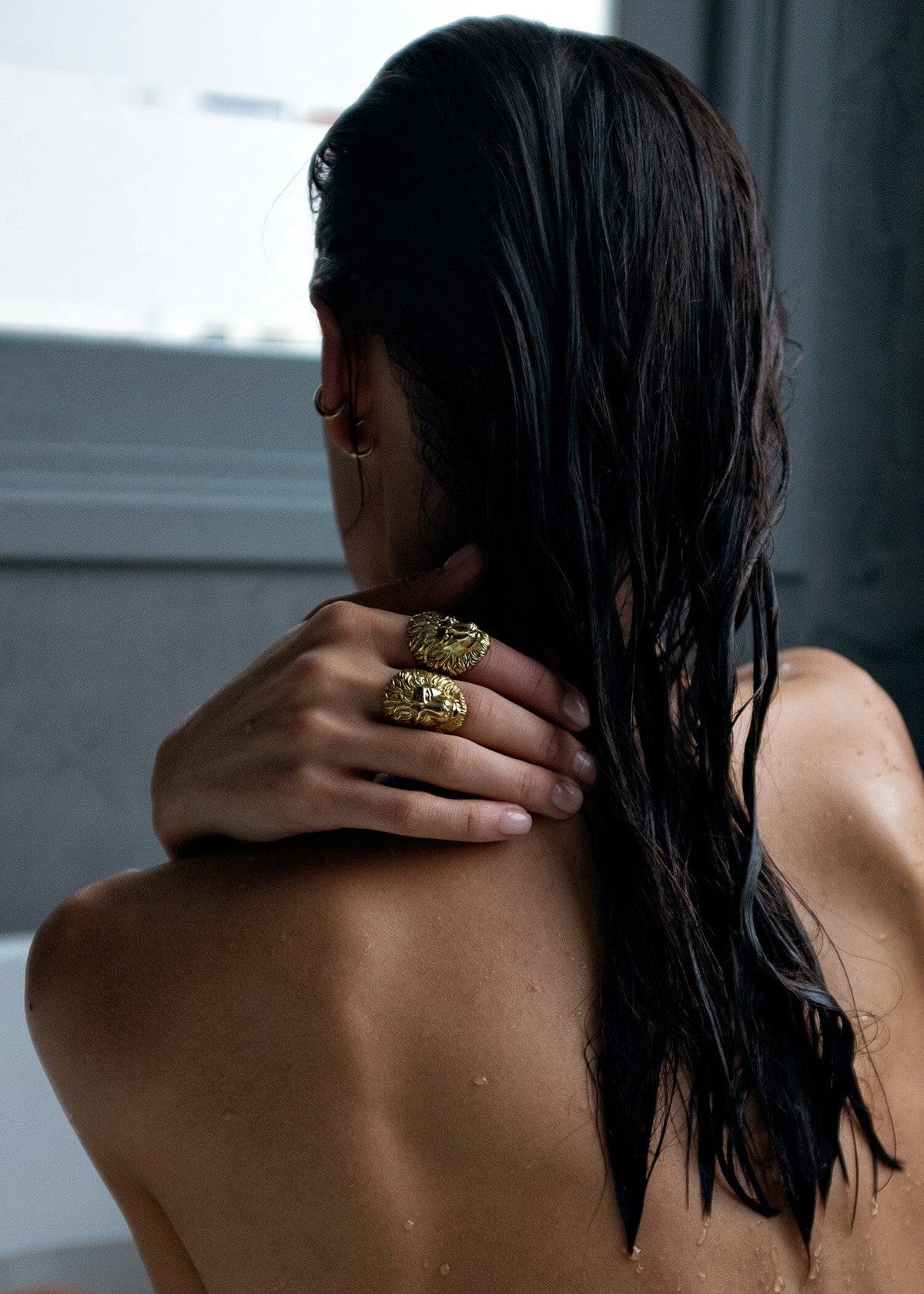 Ring Lion Gold - Ring leeuwen Goud - on model