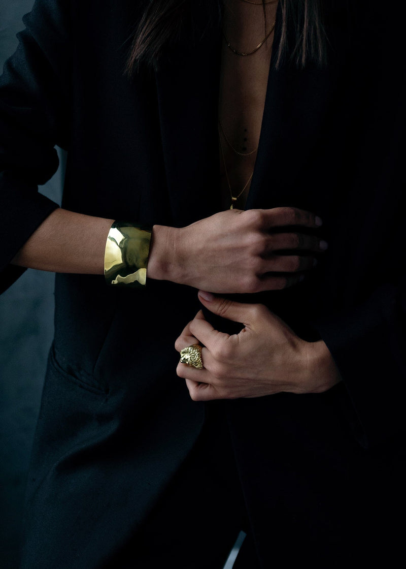 Heritage Bracelet Gold - Gold Cuff - Armband Goud op model