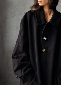 Lioness Brooch Gold on jacket - Leeuwen broch op jas