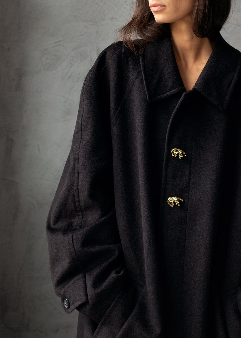 Lioness Brooch Gold on jacket - Leeuwen broch op jas