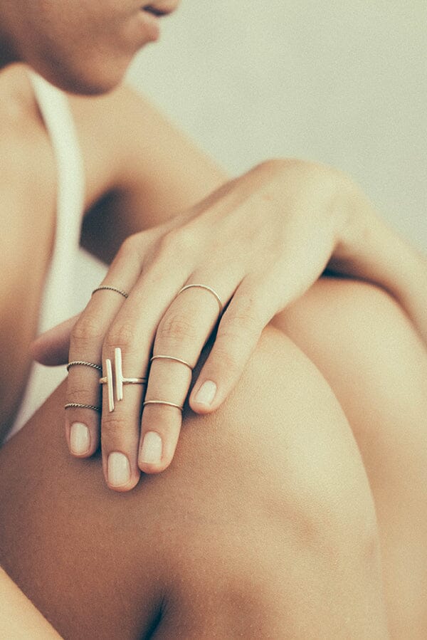 Sun Twist Ring Gold - Gedraaide Ring Goud - on model